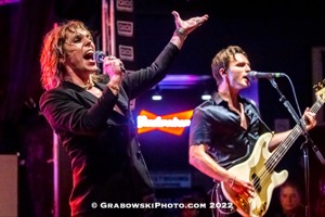Caught In The Act: Q101 Pop Up with The Struts