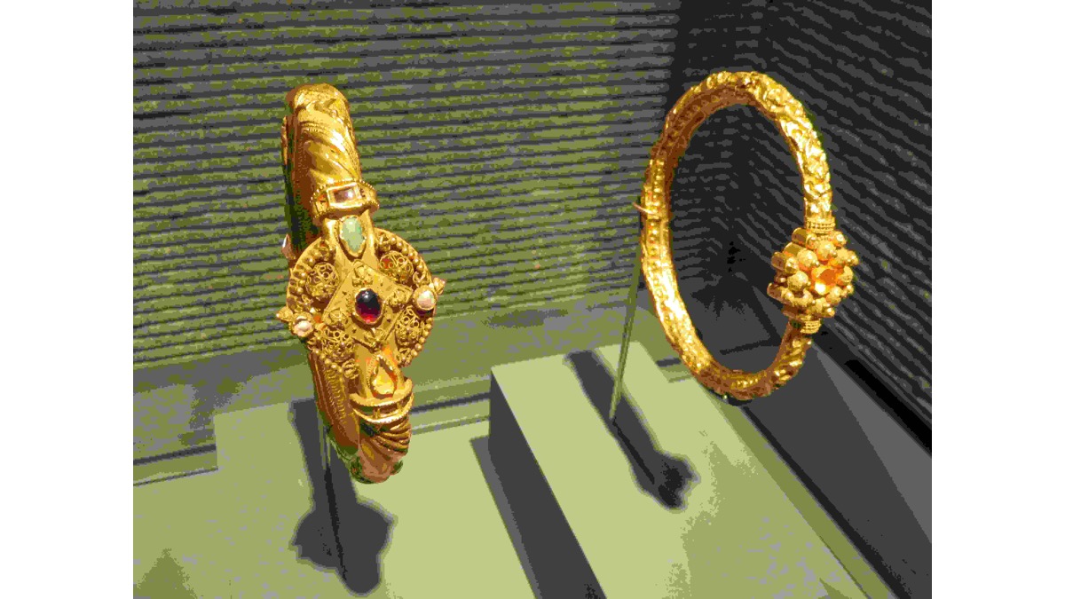 Gold and gemstone bracelets from Syria at the Museum of Islamic Art