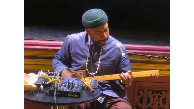 Ben Lamar Gay plays the diddly bow